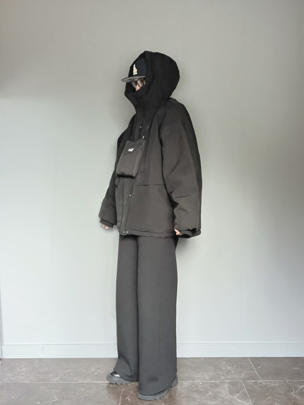 ブラック系のブルゾン、ブラック系のパンツ、ブラック系のショルダーバッグを着用したレディースの秋コーディネートの2枚目の写真