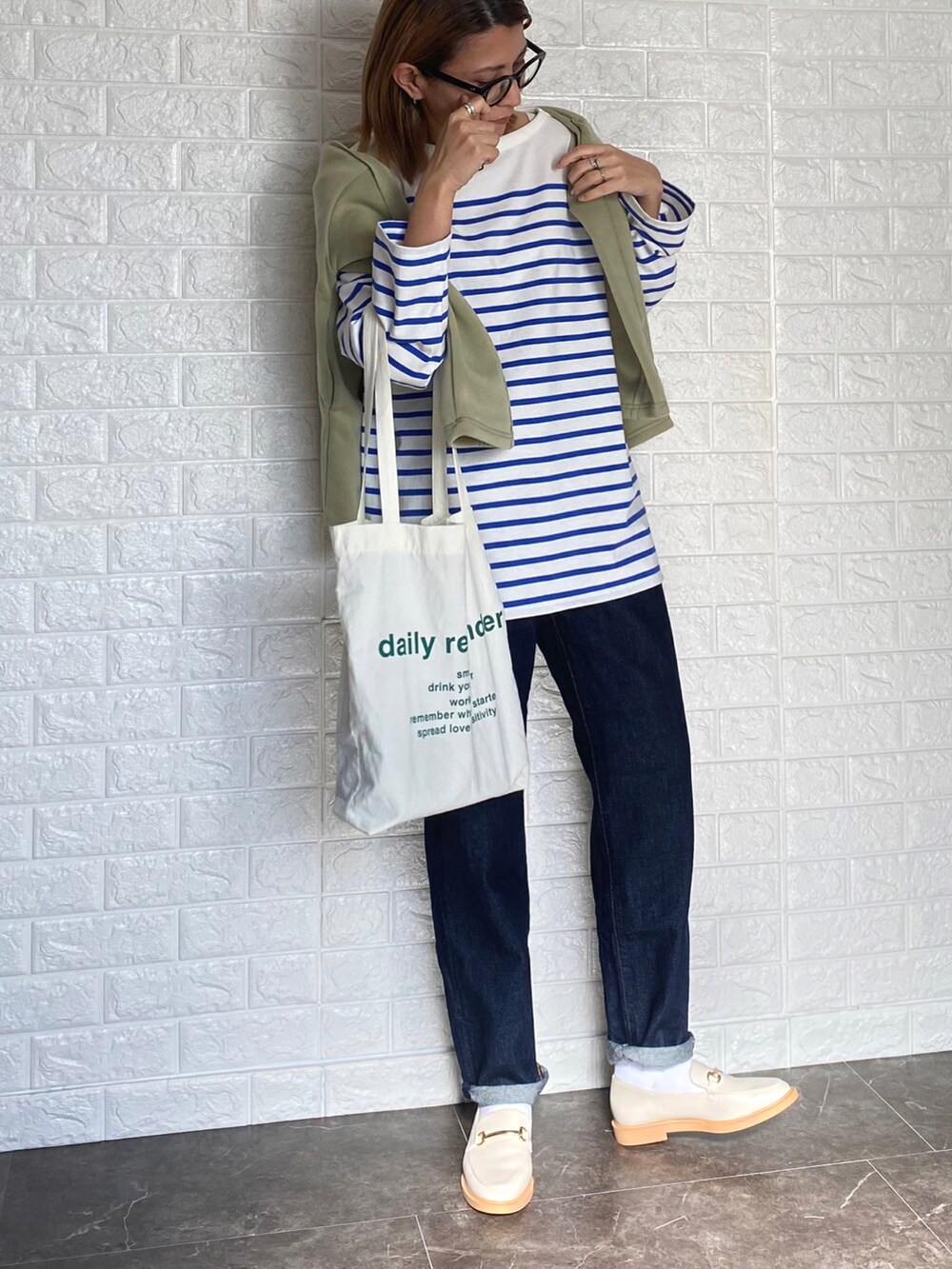 「グリーン、ボーダー、ローファー、ロールアップ、レイヤードスタイル、ユニクロ、UNIQLO、トートバッグ、メガネ女子、ボーダートップス、カーディガン」｜「Chaco closetのオーバーサイズスウェット2WAYカーデ（カーディガン/ボレロ、グリーン系）」を使った、SHOさん（レディース・165cm）の冬コーディネートの2枚目の写真