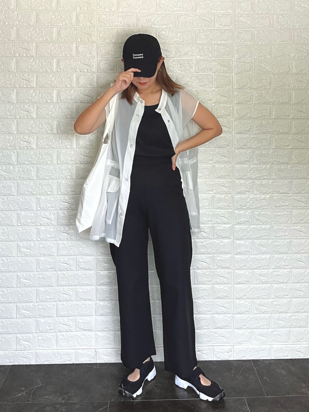 「シンプルコーデ、モノトーン、エアリフト、NIKE、キャップ、セットアップ」｜「ACYMの2way shoulder linen SETUP（サロペット/オーバーオール、ブラック系）」を使った、SHOさん（レディース・165cm）の夏コーディネートの3枚目の写真