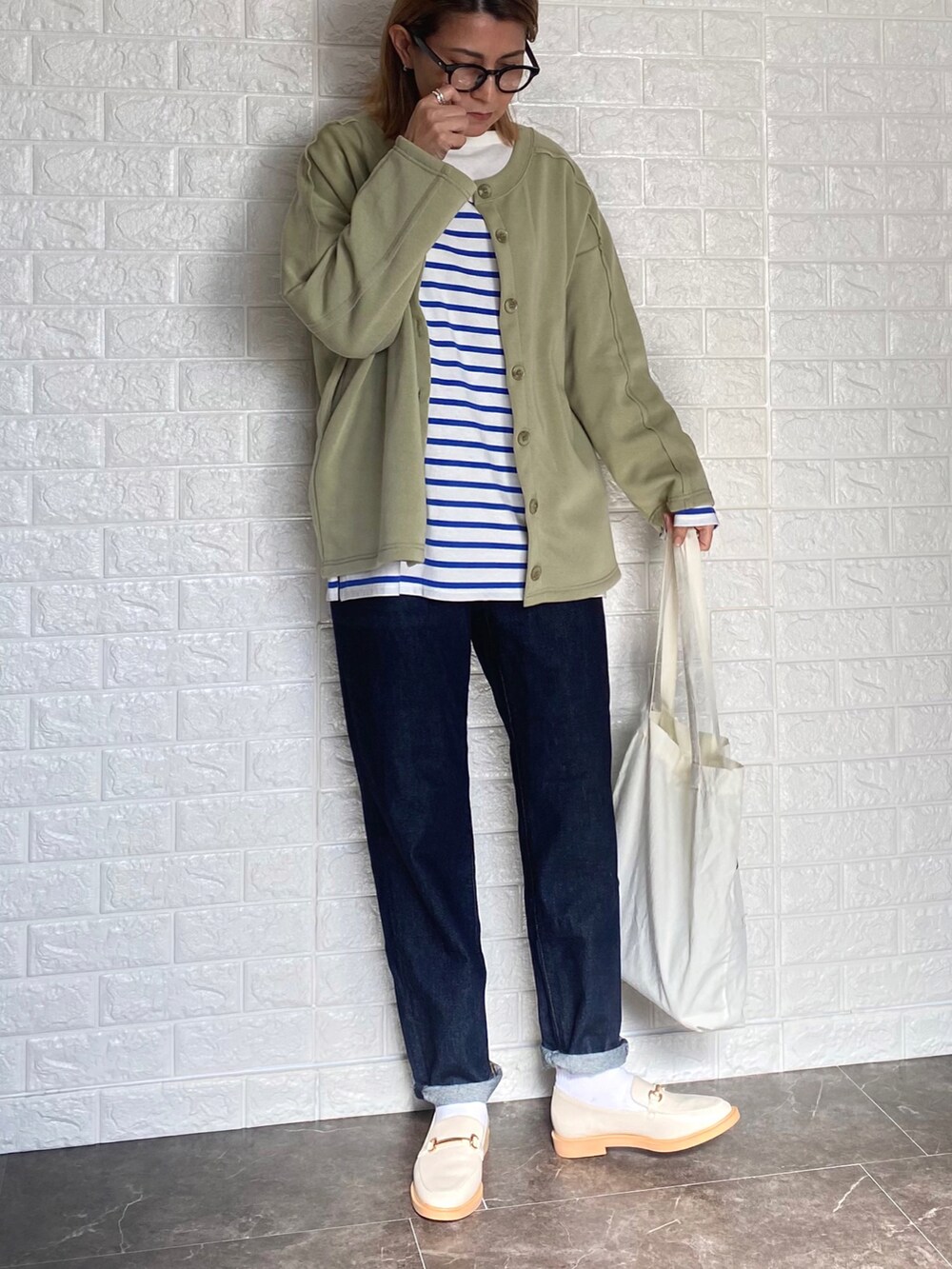 「グリーン、ボーダー、ローファー、ロールアップ、レイヤードスタイル、ユニクロ、UNIQLO、トートバッグ、メガネ女子、ボーダートップス、カーディガン」｜「Chaco closetのオーバーサイズスウェット2WAYカーデ（カーディガン/ボレロ、グリーン系）」を使った、SHOさん（レディース・165cm）の冬コーディネートの3枚目の写真