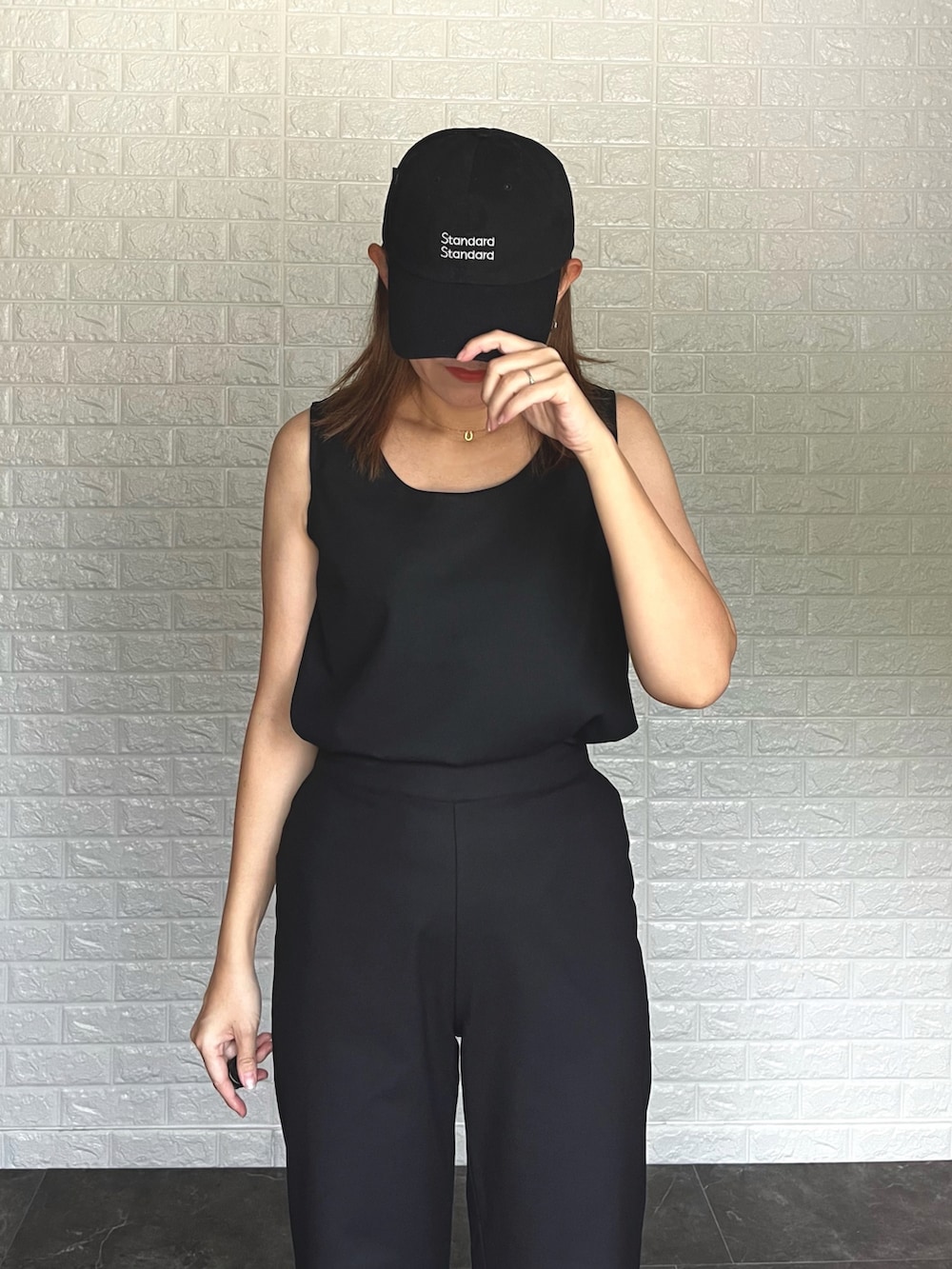 「シンプルコーデ、モノトーン、エアリフト、NIKE、キャップ、セットアップ」｜「ACYMの2way shoulder linen SETUP（サロペット/オーバーオール、ブラック系）」を使った、SHOさん（レディース・165cm）の夏コーディネートの2枚目の写真