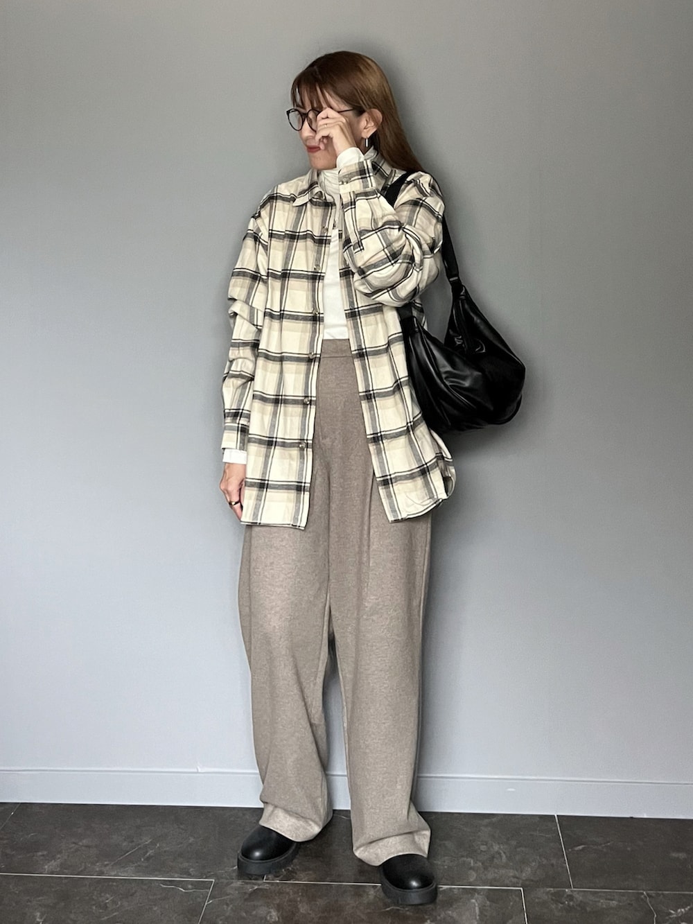 ベージュ系のパンツ、ホワイト系のシャツ/ブラウス、ホワイト系のトップスを着用したレディースの秋コーディネートの2枚目の写真
