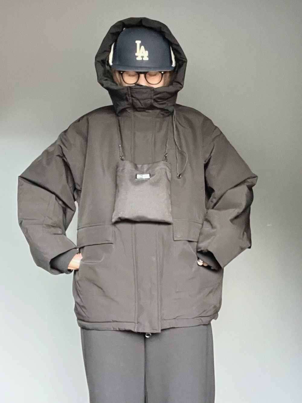 ブラック系のブルゾン、ブラック系のパンツ、ブラック系のショルダーバッグを着用したレディースの秋コーディネートの3枚目の写真