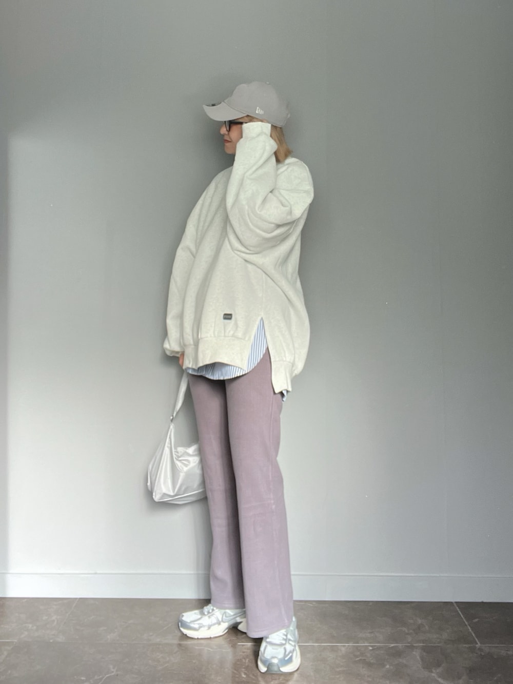 グレー系のスウェット、グレー系のその他パンツ、グレー系のショルダーバッグを着用したレディースの秋コーディネートの2枚目の写真