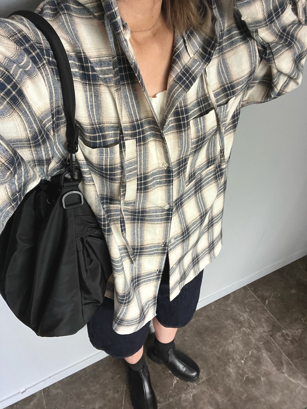 「チェック、チェックシャツ、フード、GU、ジョーツ、バミューダパンツ、デニム、ブーツ、秋コーデ、秋服準備はじめました、キャップ、NEW ERA」｜「tiptopのチェックBIGフードシャツ（シャツ/ブラウス、ホワイト系）」を使った、SHOさん（骨格ウェーブ・レディース・165cm）の夏コーディネートの4枚目の写真
