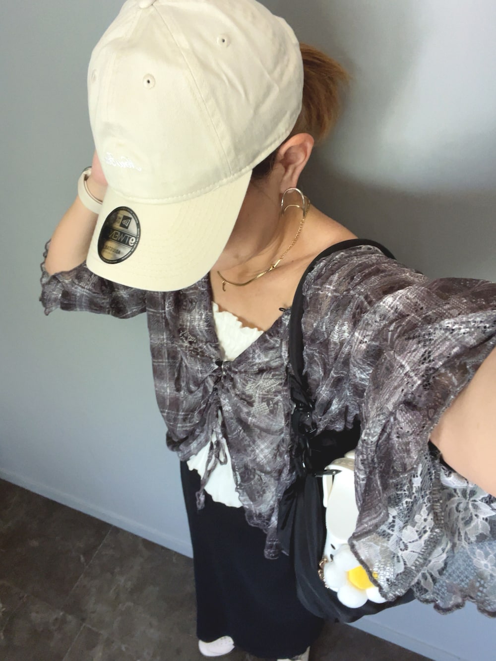 ブラック系のTシャツ/カットソー、ホワイト系のキャミソール、ブラック系のスカートを着用したレディースの夏コーディネートの2枚目の写真