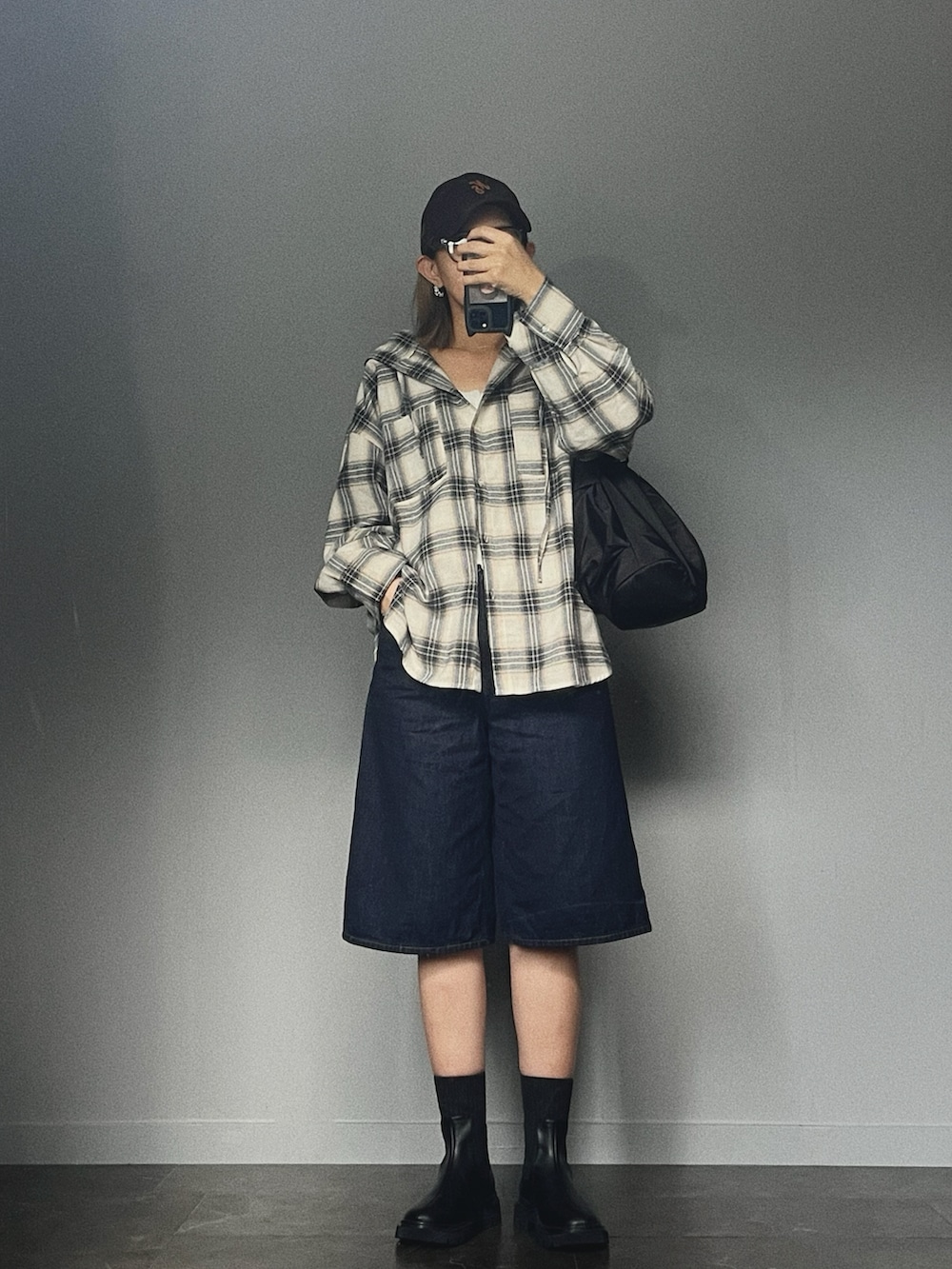 「チェック、チェックシャツ、フード、GU、ジョーツ、バミューダパンツ、デニム、ブーツ、秋コーデ、秋服準備はじめました、キャップ、NEW ERA」｜「tiptopのチェックBIGフードシャツ（シャツ/ブラウス、ホワイト系）」を使った、SHOさん（骨格ウェーブ・レディース・165cm）の夏コーディネートの2枚目の写真