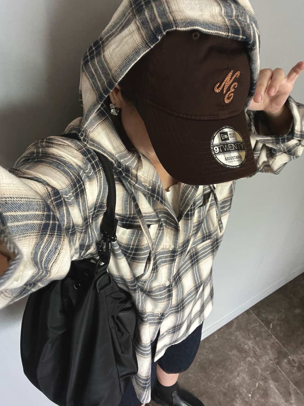 「チェック、チェックシャツ、フード、GU、ジョーツ、バミューダパンツ、デニム、ブーツ、秋コーデ、秋服準備はじめました、キャップ、NEW ERA」｜「tiptopのチェックBIGフードシャツ（シャツ/ブラウス、ホワイト系）」を使った、SHOさん（骨格ウェーブ・レディース・165cm）の夏コーディネートの3枚目の写真