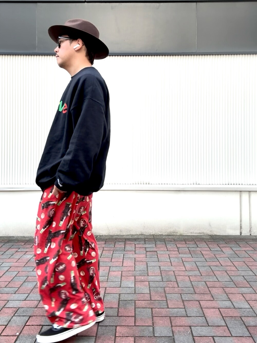 ブラック系のスウェット、レッド系のその他パンツを着用したメンズの冬コーディネートの2枚目の写真