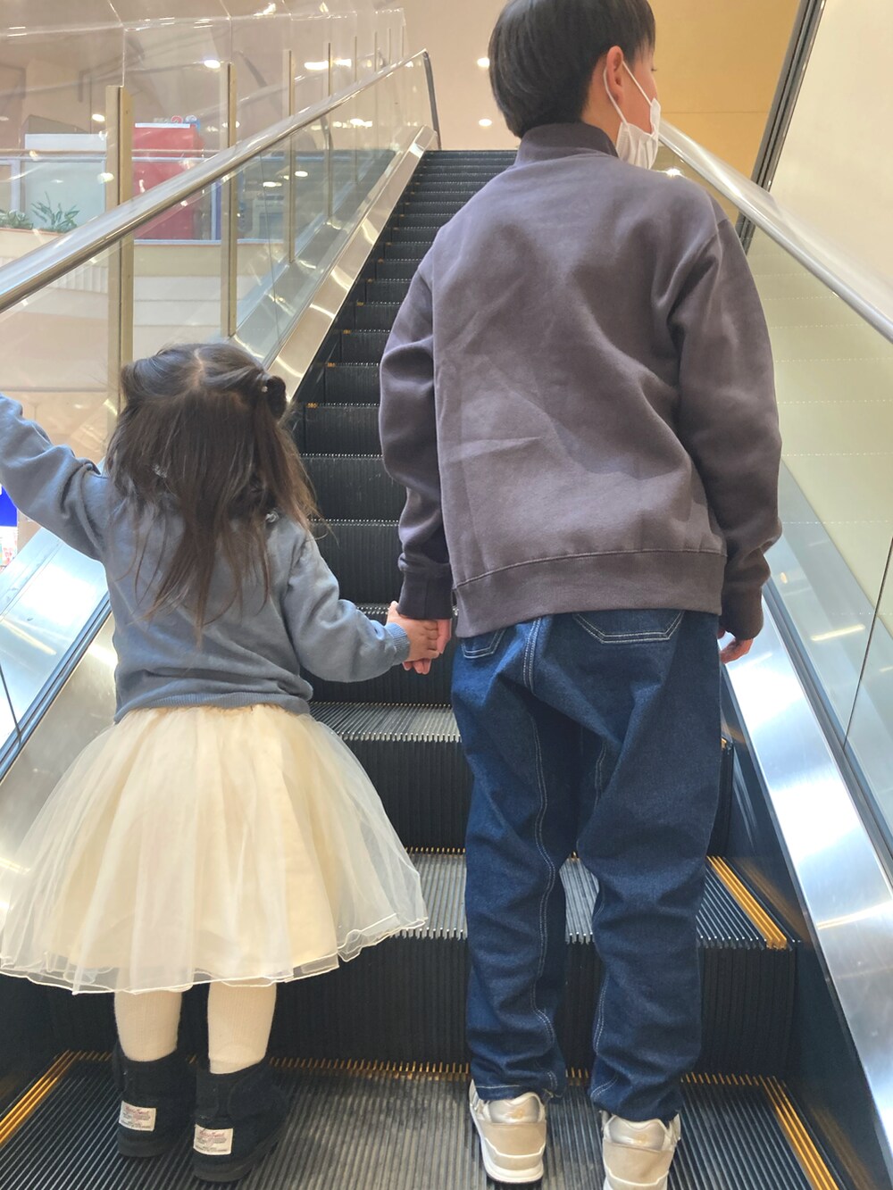 ブルー系のニット/セーター、ホワイト系のスカートを着用したキッズの冬コーディネートの2枚目の写真