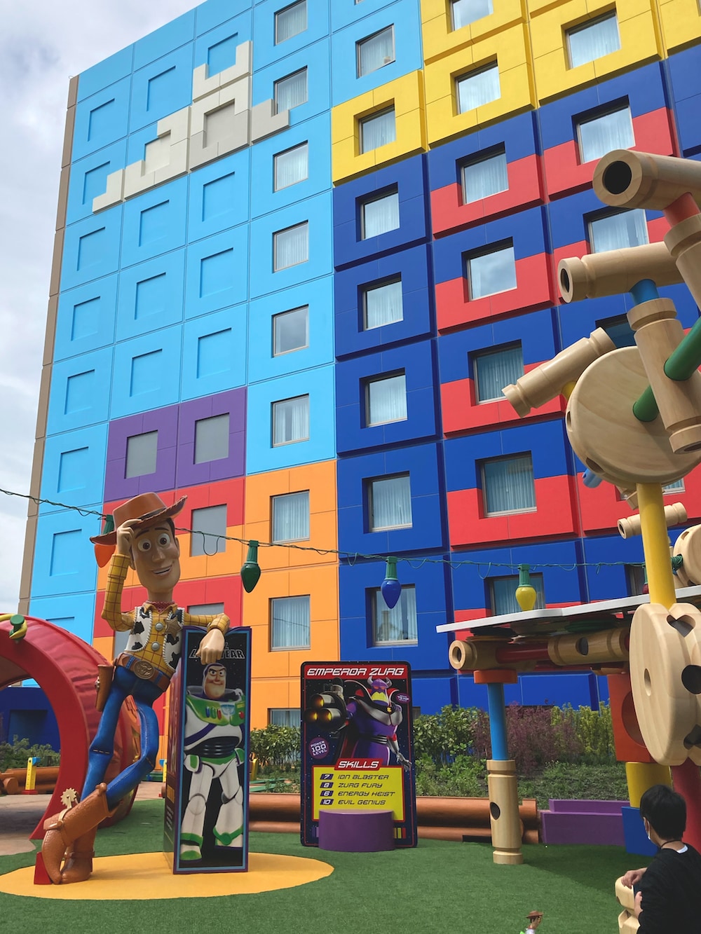 ベージュ系のTシャツ/カットソー、ベージュ系のキャップを着用したキッズの春コーディネートの2枚目の写真