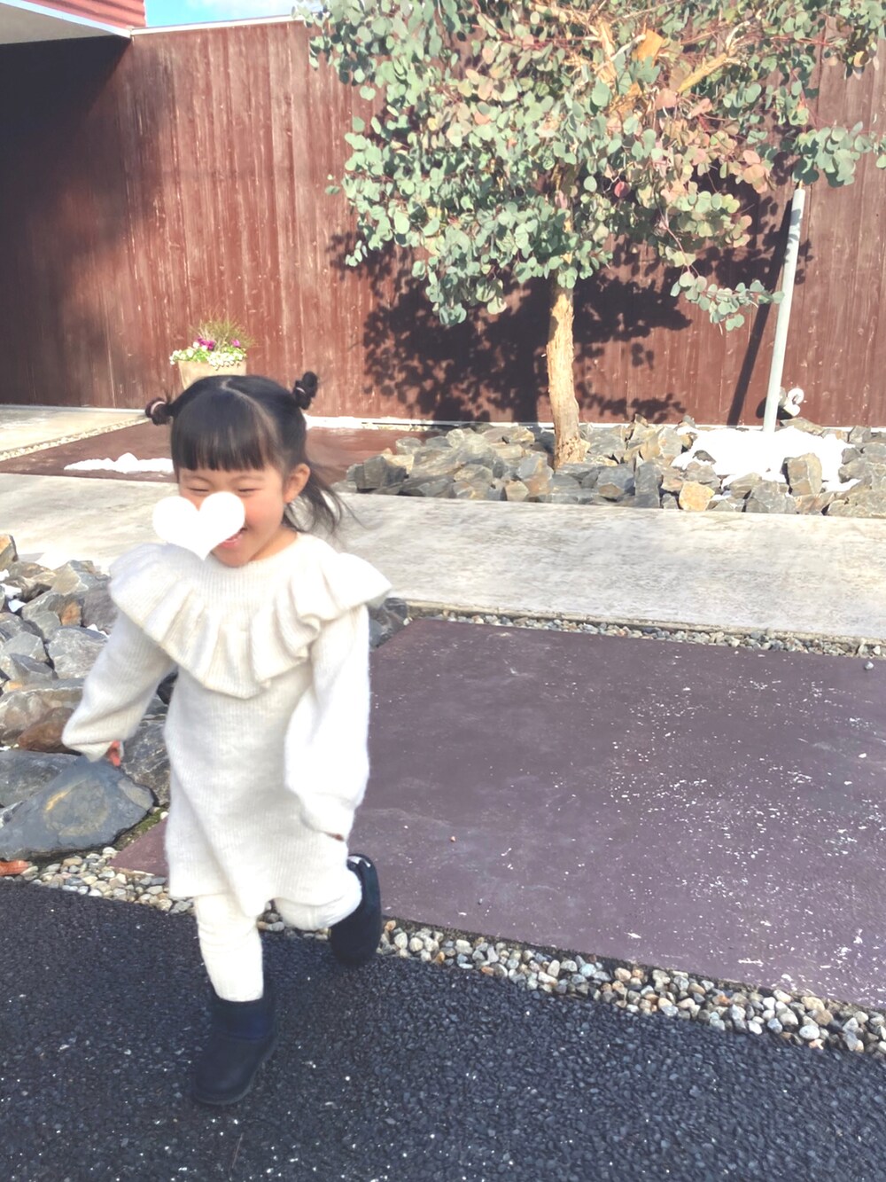 ホワイト系のワンピースを着用したキッズの冬コーディネートの2枚目の写真