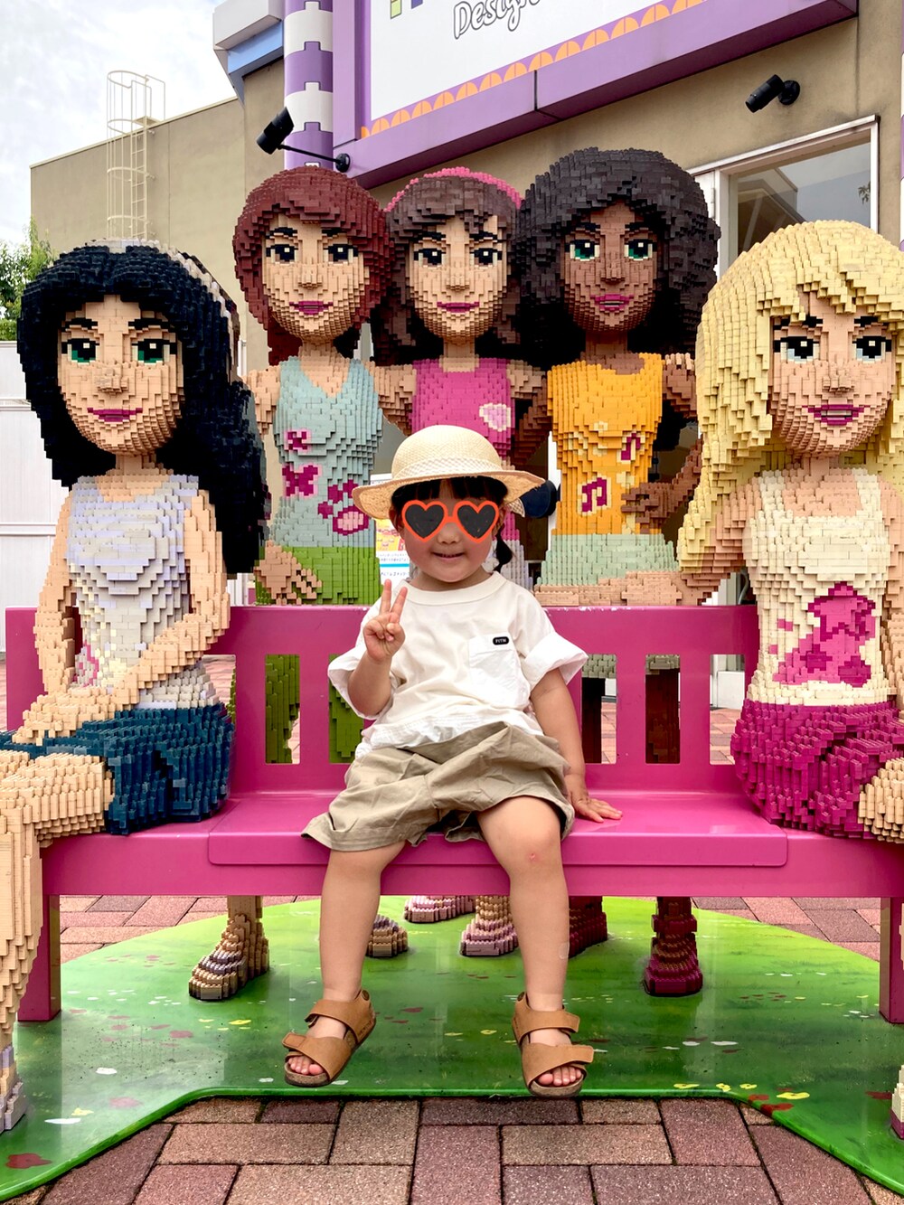 ホワイト系のTシャツ/カットソー、ベージュ系のパンツを着用したキッズの夏コーディネートの2枚目の写真