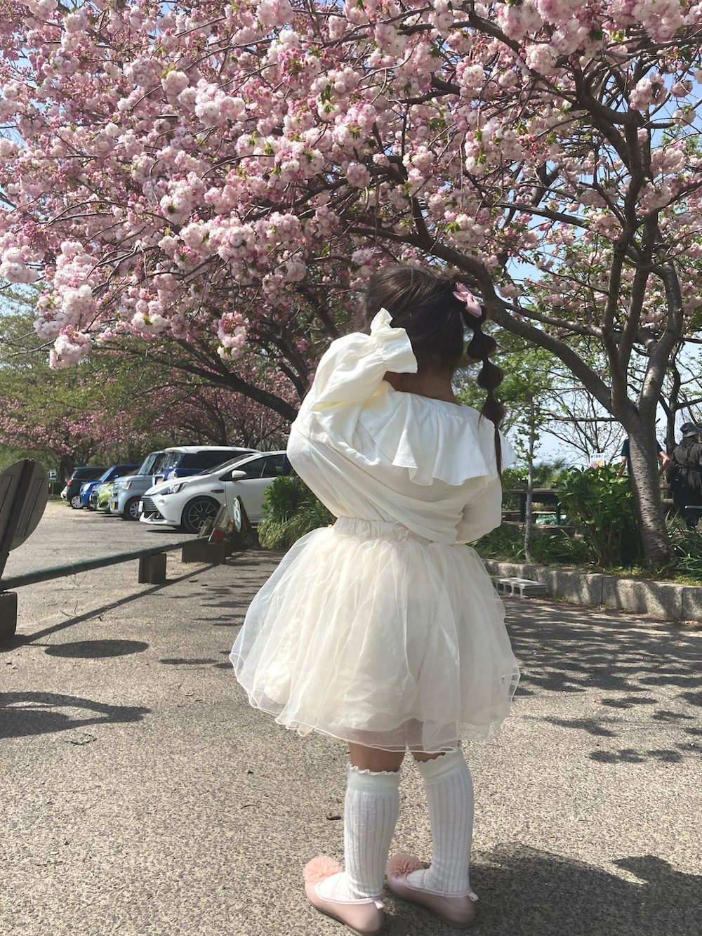 ホワイト系のシャツ/ブラウス、ホワイト系のスカート、ピンク系のドレスシューズを着用したキッズの春コーディネートの2枚目の写真