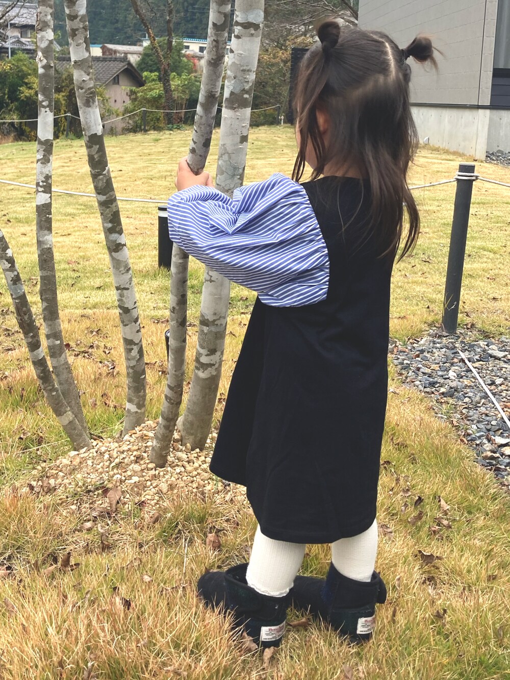 その他のワンピース、ブラック系のブーツを着用したキッズの秋コーディネートの2枚目の写真