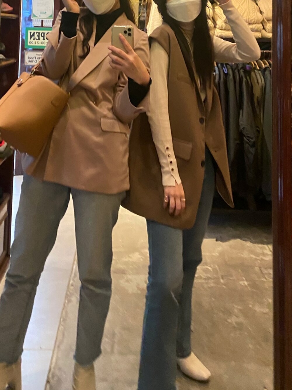 ブルー系のデニムパンツ、ホワイト系のブーツ、ホワイト系のニット/セーターを着用したレディースの冬コーディネートの2枚目の写真