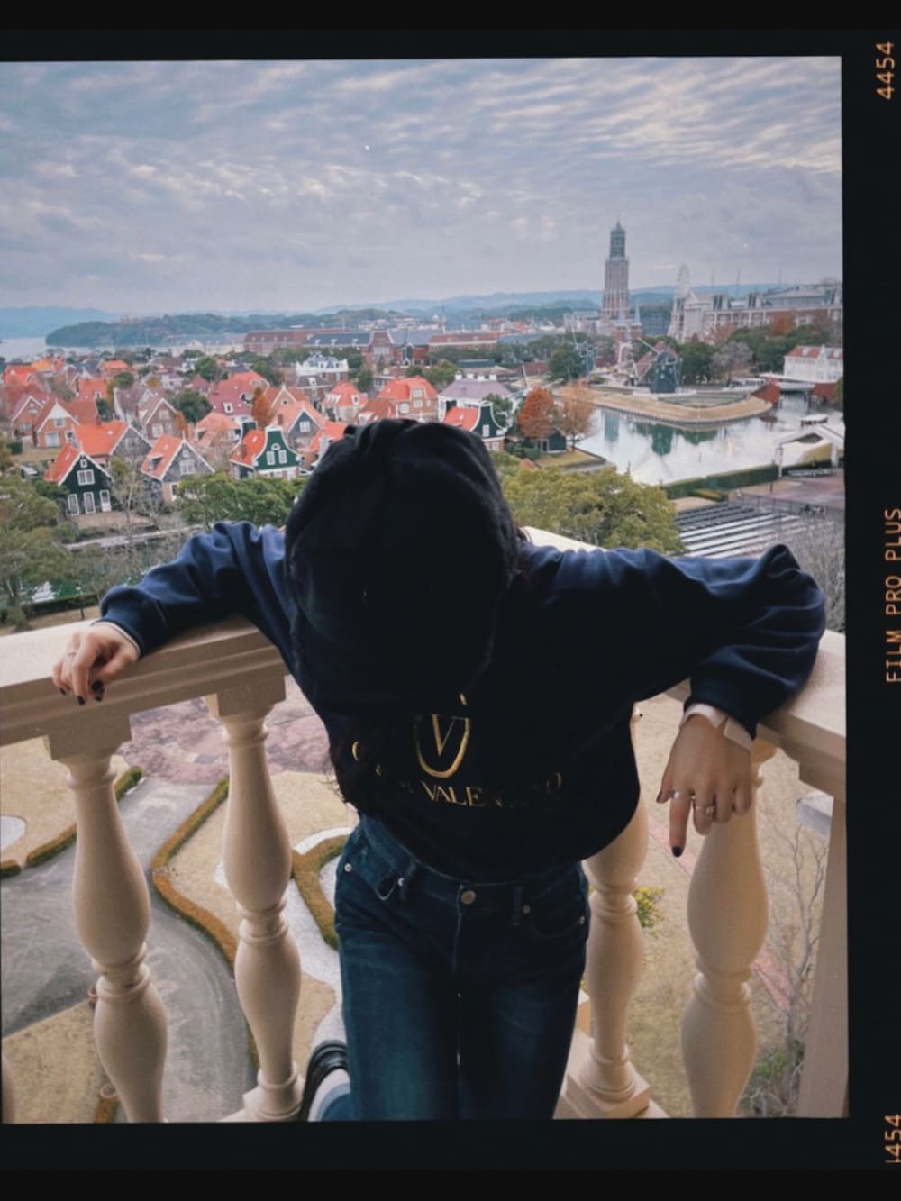 ブラック系のダウンジャケット/コート、ブラック系のローファー、ブラック系のショルダーバッグを着用したレディースの冬コーディネートの3枚目の写真