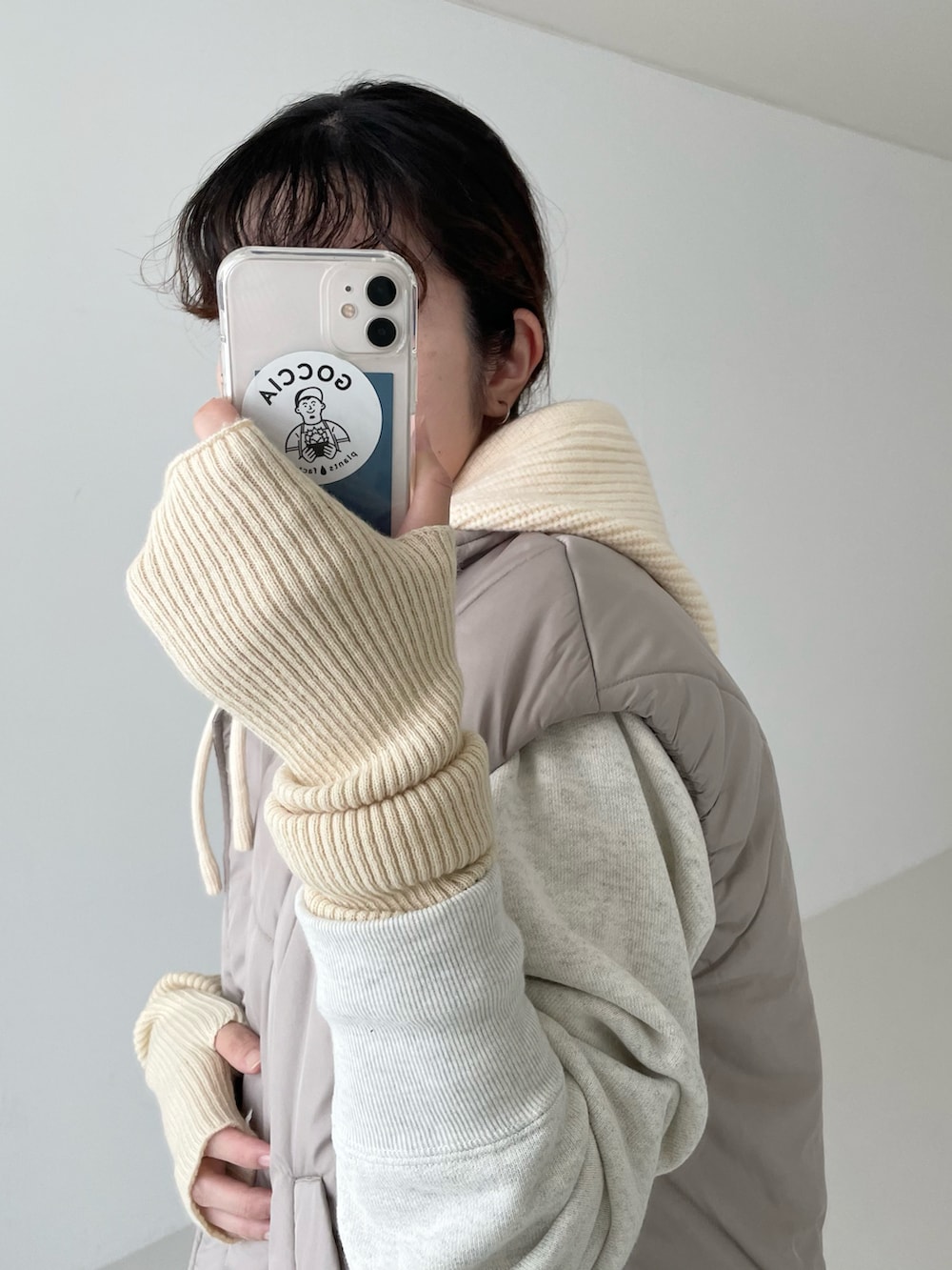 グレー系のダウンベスト、ベージュ系のブーツ、ベージュ系のその他パンツを着用したレディースの秋コーディネートの2枚目の写真