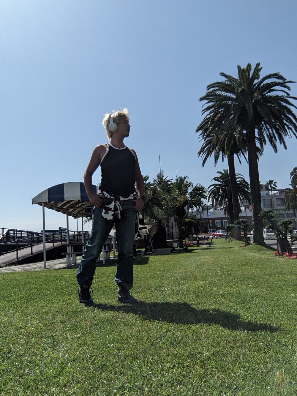 ブルー系のショルダーバッグ、ホワイト系のヘッドフォン/イヤホンを着用したメンズの春コーディネートの2枚目の写真