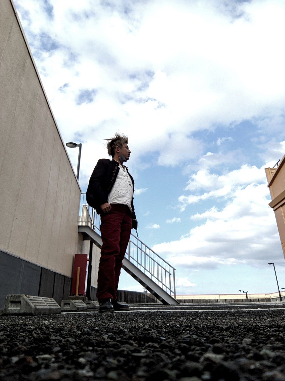 ブラック系のジャケット/アウター、ブラック系のブーツを着用したメンズの秋コーディネートの2枚目の写真