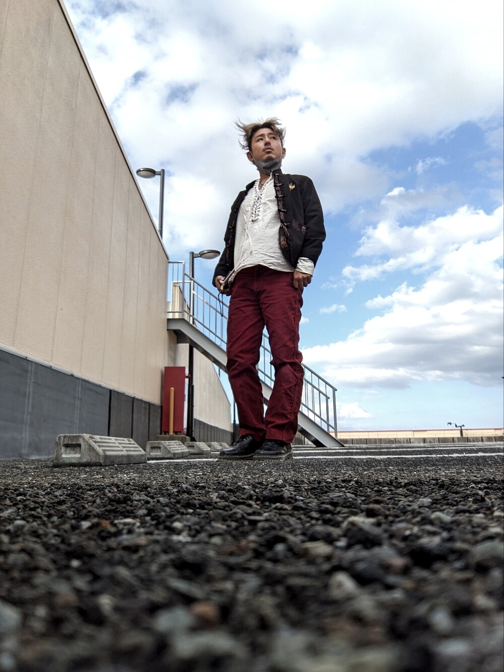 ブラック系のジャケット/アウター、ブラック系のブーツを着用したメンズの秋コーディネートの3枚目の写真