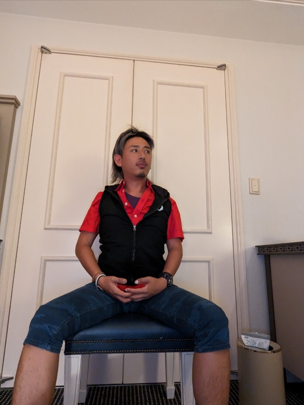 ブラック系のパーカーを着用したメンズの秋コーディネートの3枚目の写真