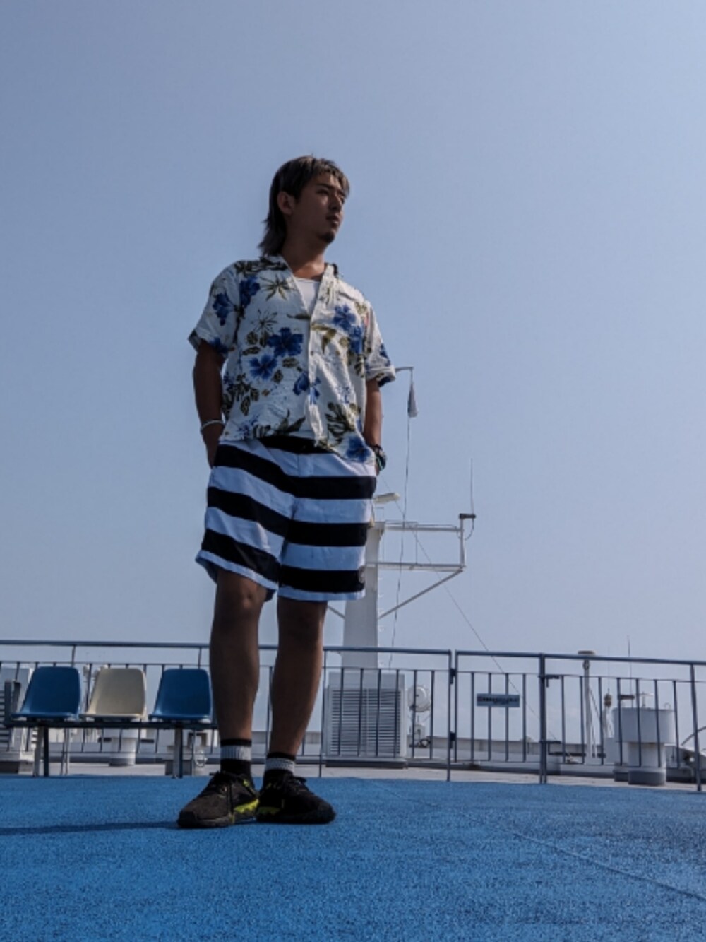 「フェリー、かりゆしウェア」｜「Quiksilverのアイテム（水着/着物・浴衣、ホワイト系）」を使った、ミヤさん（メンズ・172cm）の秋コーディネートの2枚目の写真