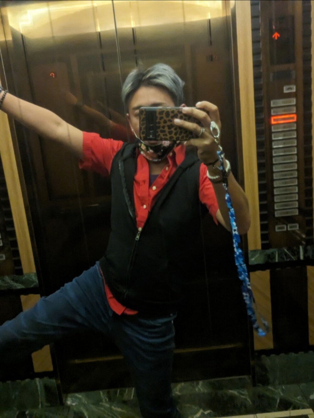 ブラック系のパーカーを着用したメンズの秋コーディネートの5枚目の写真