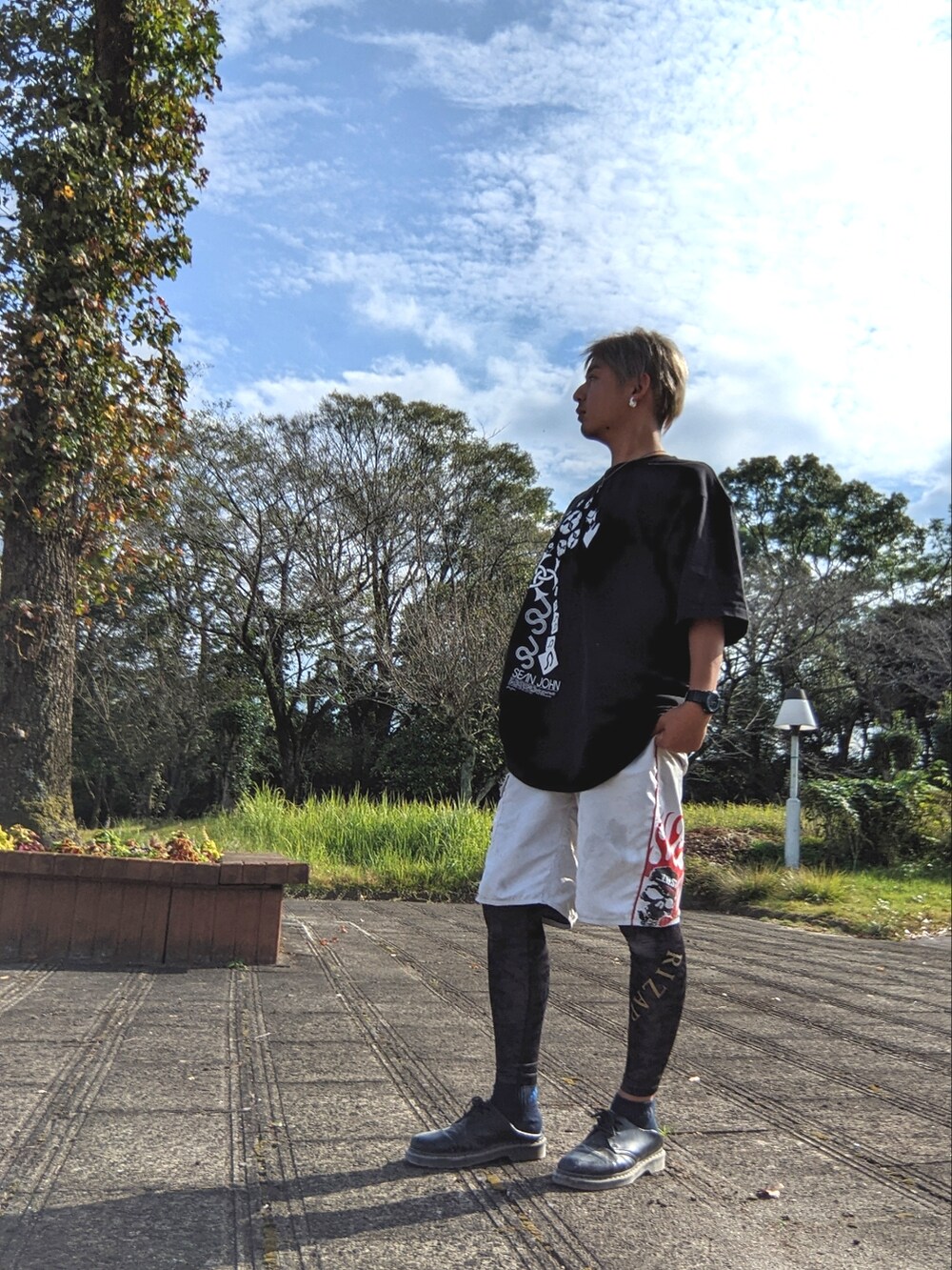 「ストリートMIX、サーフスタイル、モヒカン、サービスエリア、オーバーサイズ」｜「sean johnのアイテム（Tシャツ/カットソー、ブラック系）」を使った、ミヤさん（メンズ・172cm）の秋コーディネートの2枚目の写真