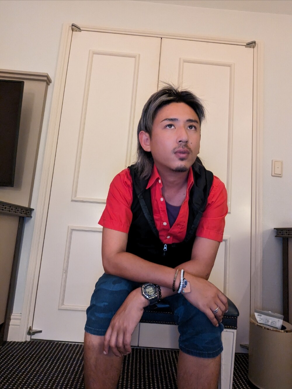 ブラック系のパーカーを着用したメンズの秋コーディネートの2枚目の写真