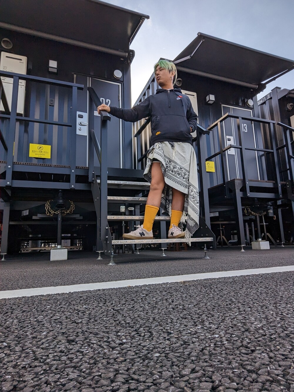 ブラック系のパーカー、ホワイト系のスニーカーを着用したメンズの冬コーディネートの2枚目の写真