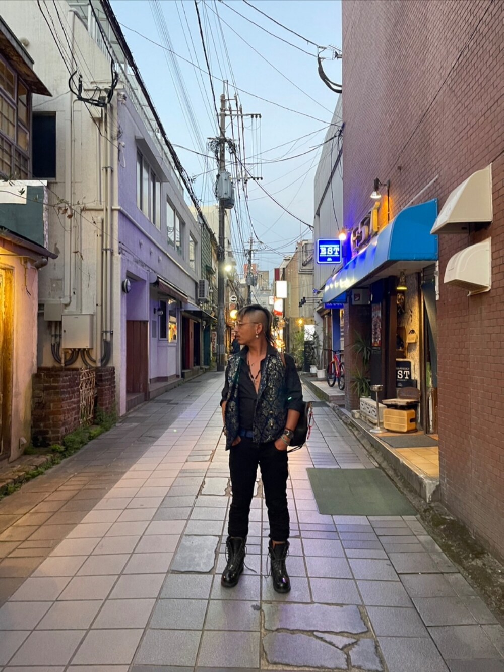 パープル系のベストを着用したメンズの秋コーディネートの2枚目の写真