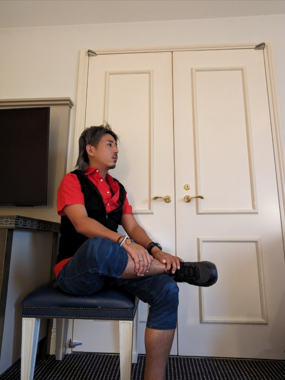 ブラック系のパーカーを着用したメンズの秋コーディネートの4枚目の写真