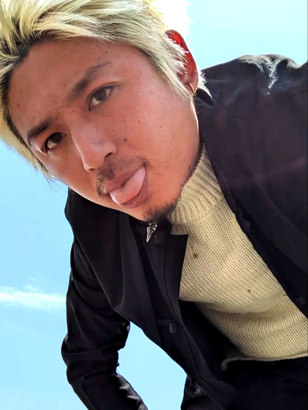 ブラック系のスラックス、ブラック系のノーカラーコートを着用したメンズの春コーディネートの2枚目の写真