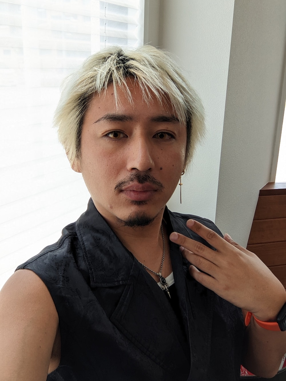 ブラック系のその他アウター、ブルー系のデニムパンツを着用したメンズの春コーディネートの2枚目の写真