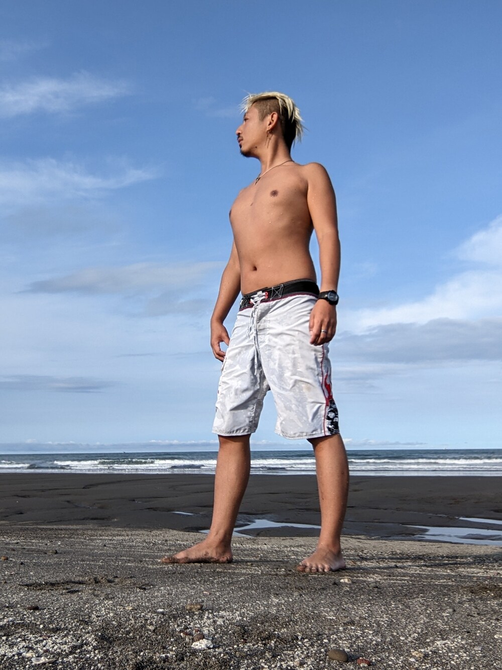 ホワイト系の水着、ブラック系のレギンス/スパッツ、ホワイト系のヘッドフォン/イヤホンを着用したメンズの夏コーディネートの2枚目の写真