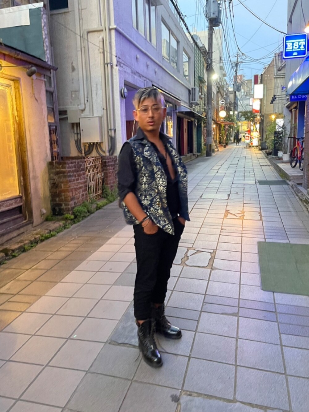 パープル系のベストを着用したメンズの秋コーディネートの3枚目の写真