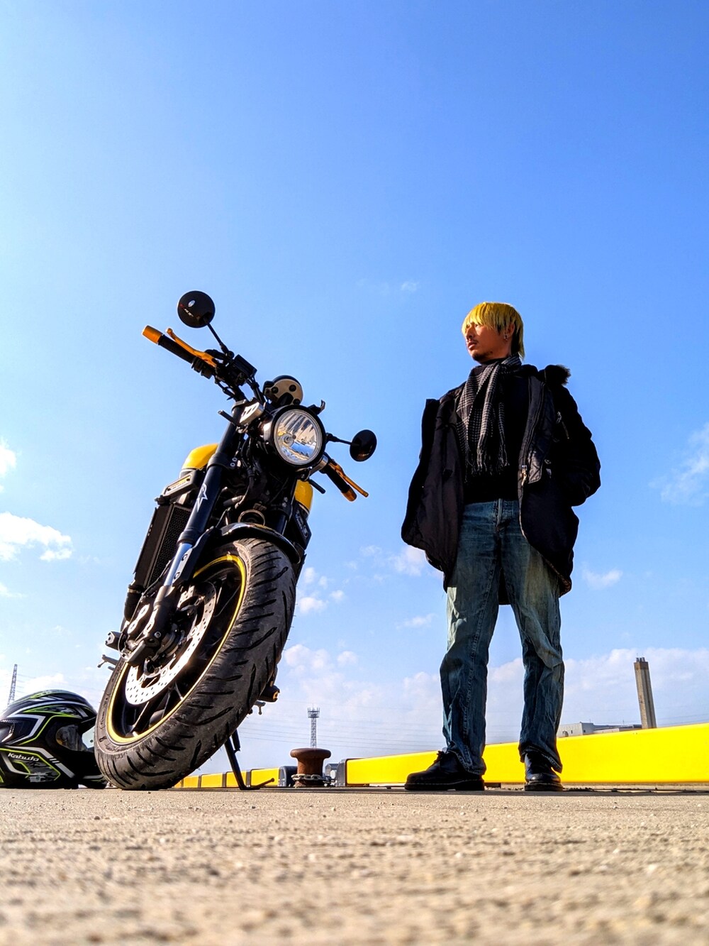 ブラック系のダウンジャケット/コート、ブラック系のブーツ、ブルー系のデニムパンツを着用したメンズの冬コーディネートの2枚目の写真