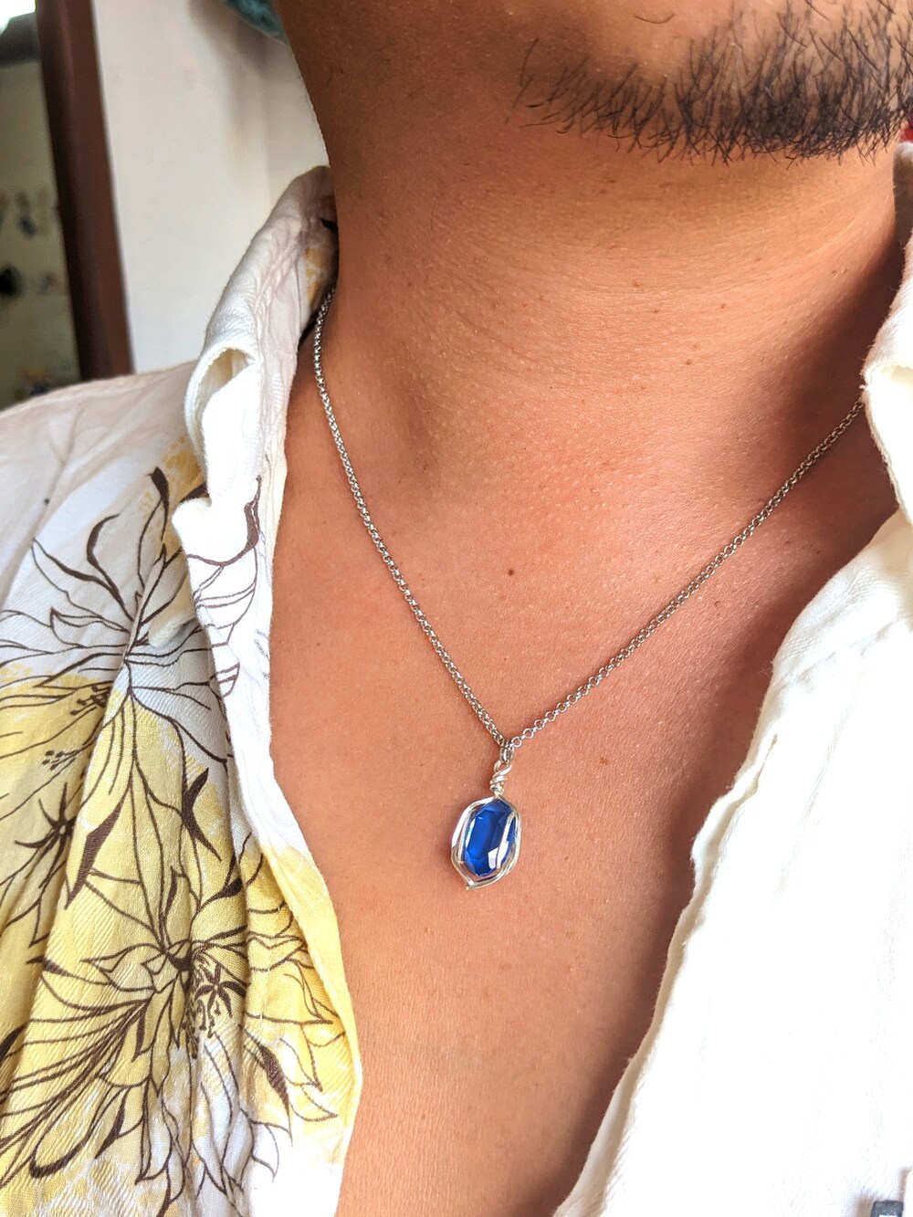 イエロー系のシャツ/ブラウス、グレー系のスラックス、ブラウン系のサンダルを着用したメンズの秋コーディネートの2枚目の写真