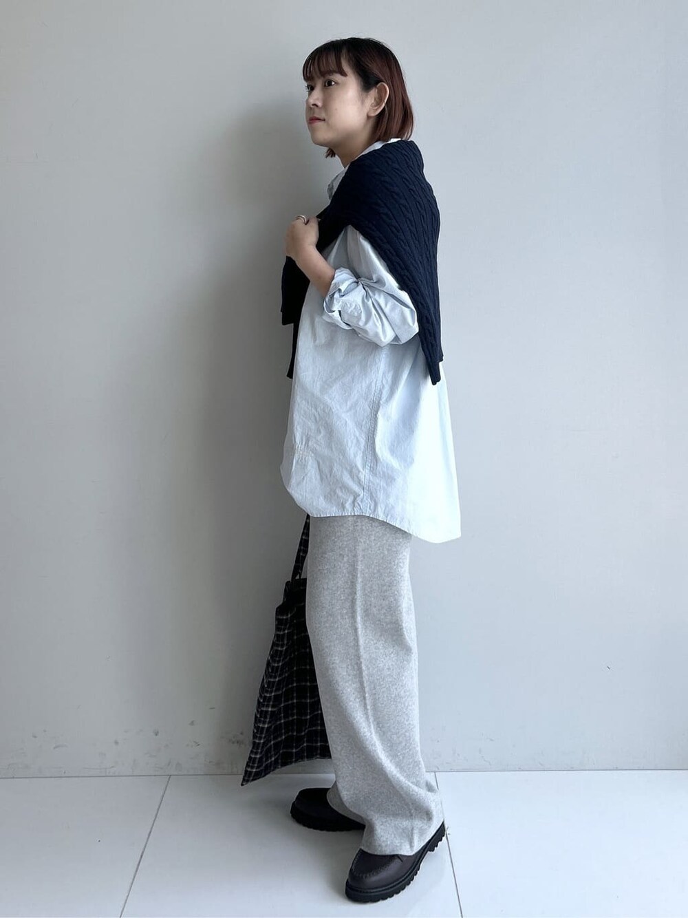ブルー系のシャツ/ブラウス、グレー系のその他パンツ、ブルー系のニット/セーターを着用したレディースの秋コーディネートの2枚目の写真