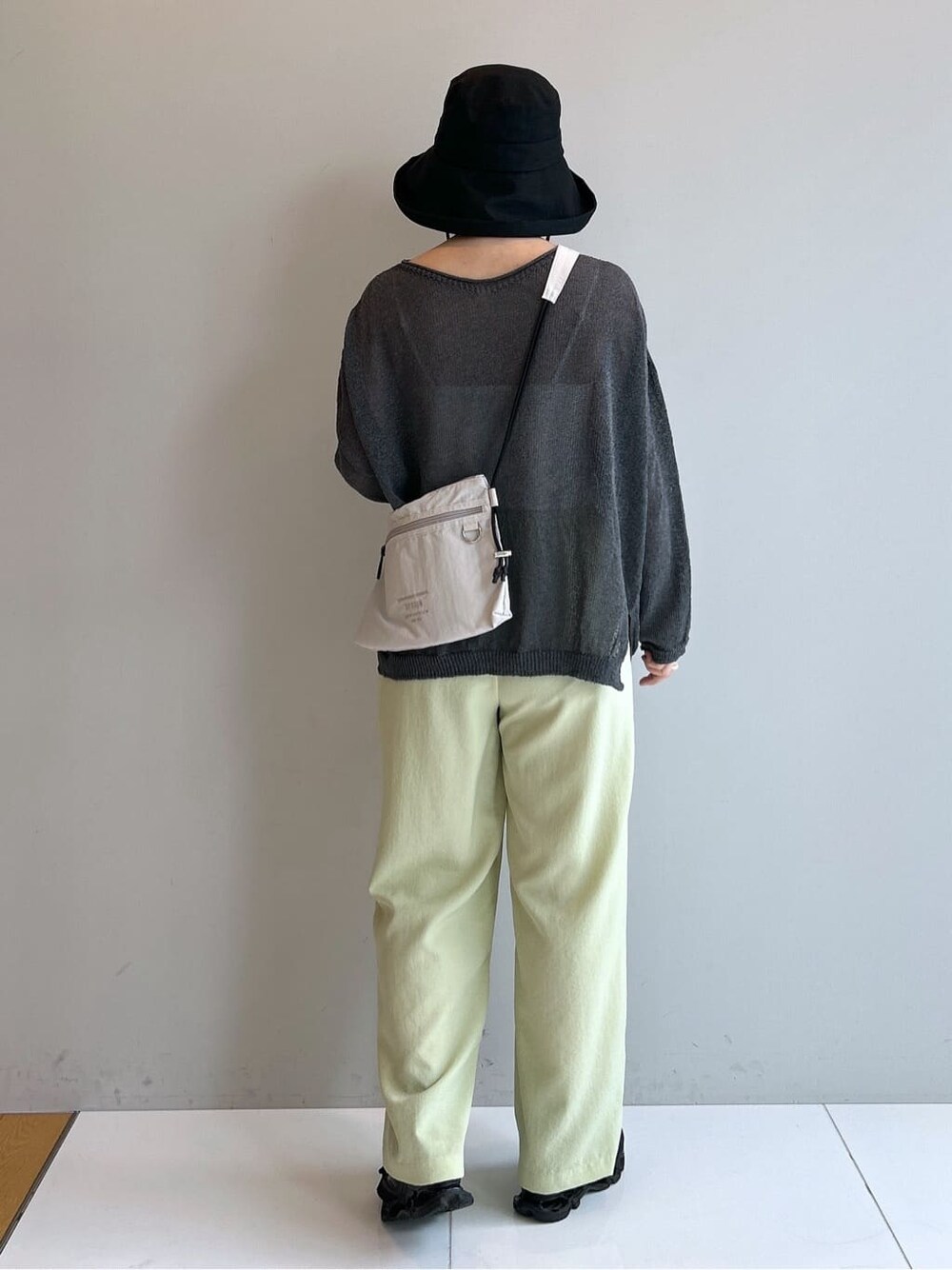 イエロー系のその他パンツ、ブラック系のハットを着用したレディースの春コーディネートの3枚目の写真