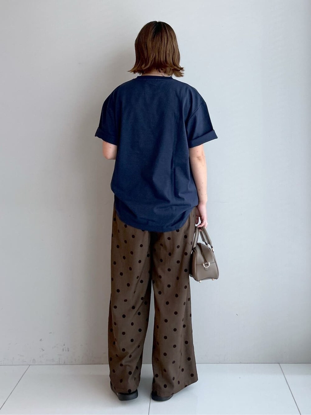 ブルー系のTシャツ/カットソー、ブラウン系のその他パンツ、ブラウン系のショルダーバッグを着用したレディースの夏コーディネートの3枚目の写真