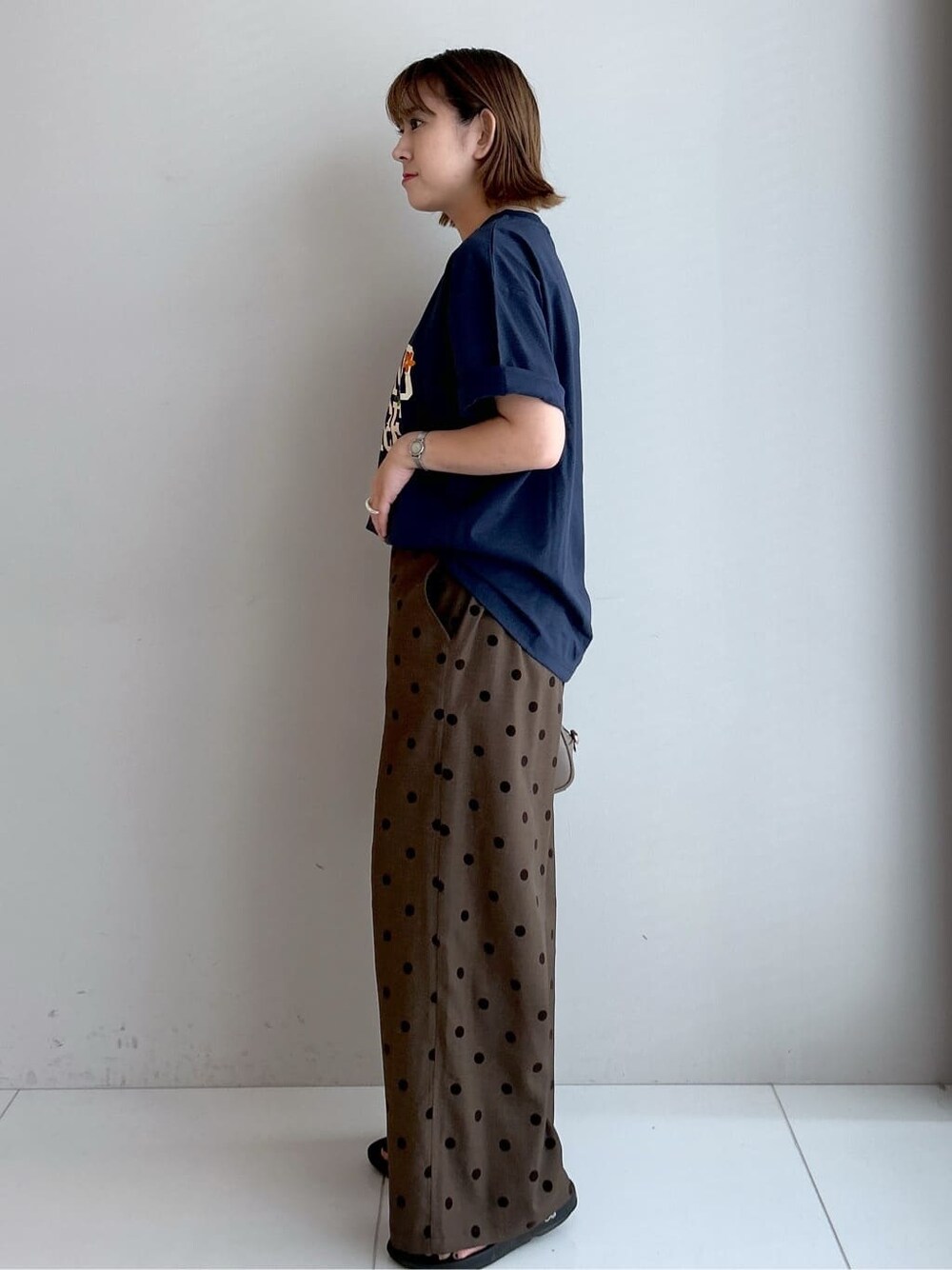 ブルー系のTシャツ/カットソー、ブラウン系のその他パンツ、ブラウン系のショルダーバッグを着用したレディースの夏コーディネートの2枚目の写真