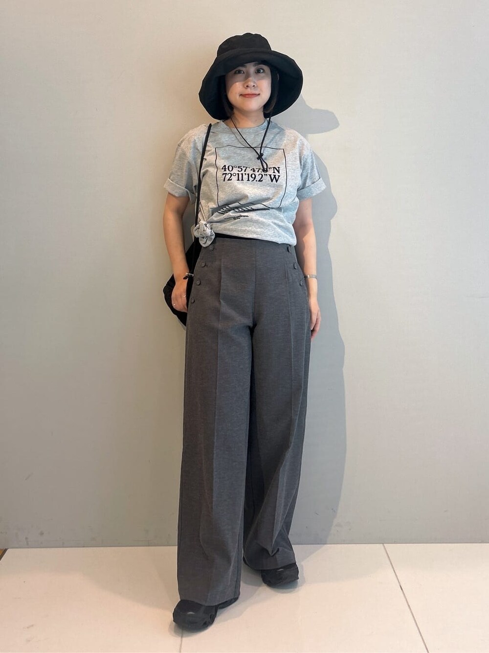 グレー系のTシャツ/カットソー、グレー系のその他パンツ、ブラック系のバックパック/リュックを着用したレディースの春コーディネートの2枚目の写真