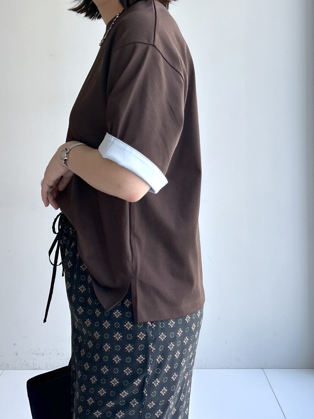 ブラウン系のTシャツ/カットソー、ブルー系のその他パンツ、ブラック系のサンダルを着用したレディースの夏コーディネートの7枚目の写真