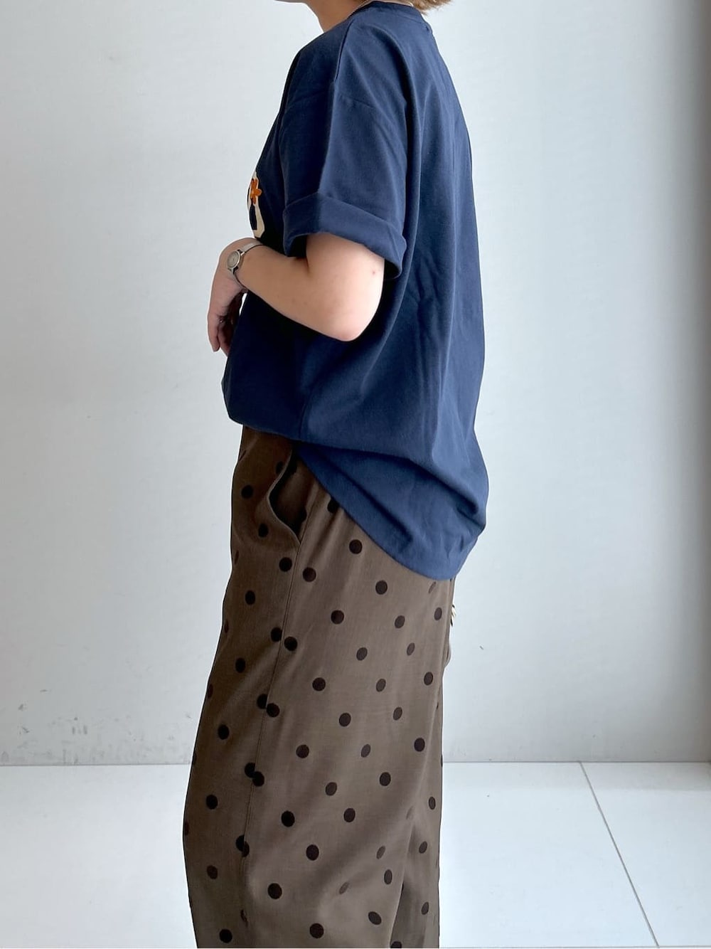 ブルー系のTシャツ/カットソー、ブラウン系のその他パンツ、ブラウン系のショルダーバッグを着用したレディースの夏コーディネートの7枚目の写真