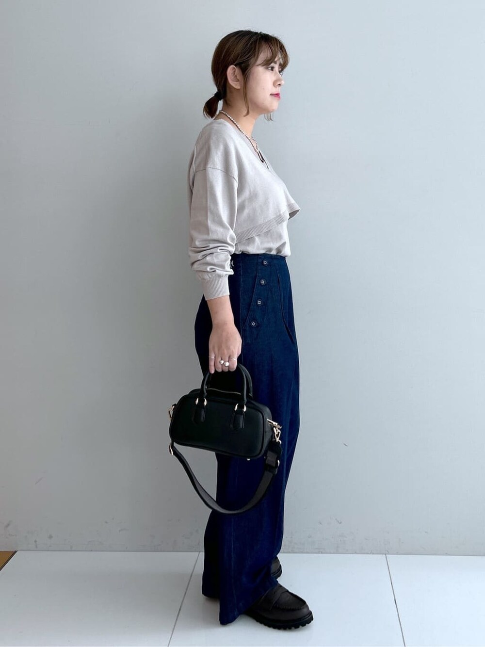 ベージュ系のニット/セーター、ブルー系のその他パンツ、ブラウン系のパンプスを着用したレディースの秋コーディネートの4枚目の写真