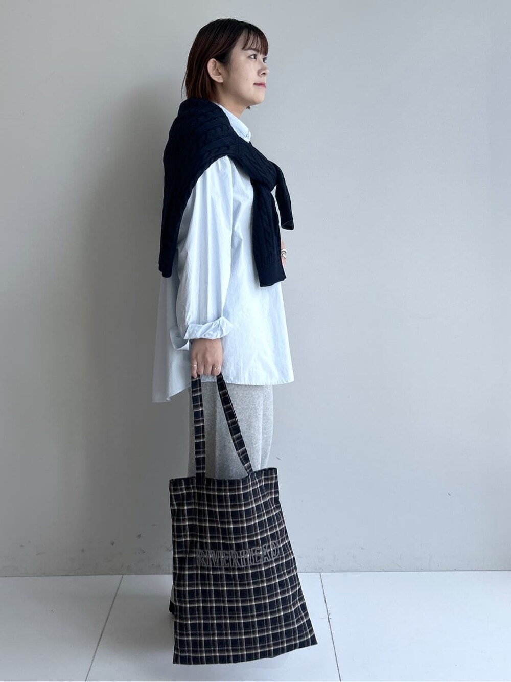 ブルー系のシャツ/ブラウス、グレー系のその他パンツ、ブルー系のニット/セーターを着用したレディースの秋コーディネートの4枚目の写真