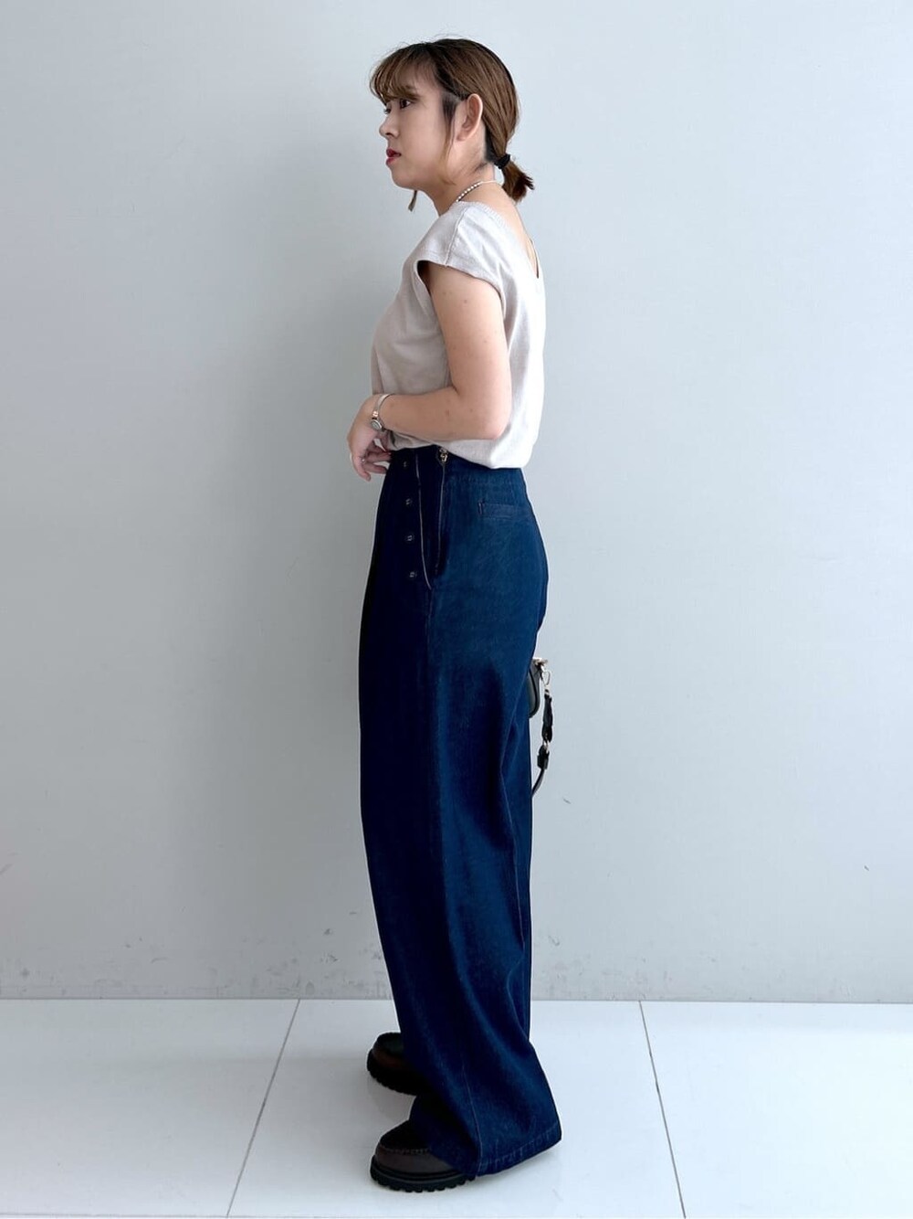 ベージュ系のニット/セーター、ブルー系のその他パンツ、ブラウン系のパンプスを着用したレディースの秋コーディネートの8枚目の写真