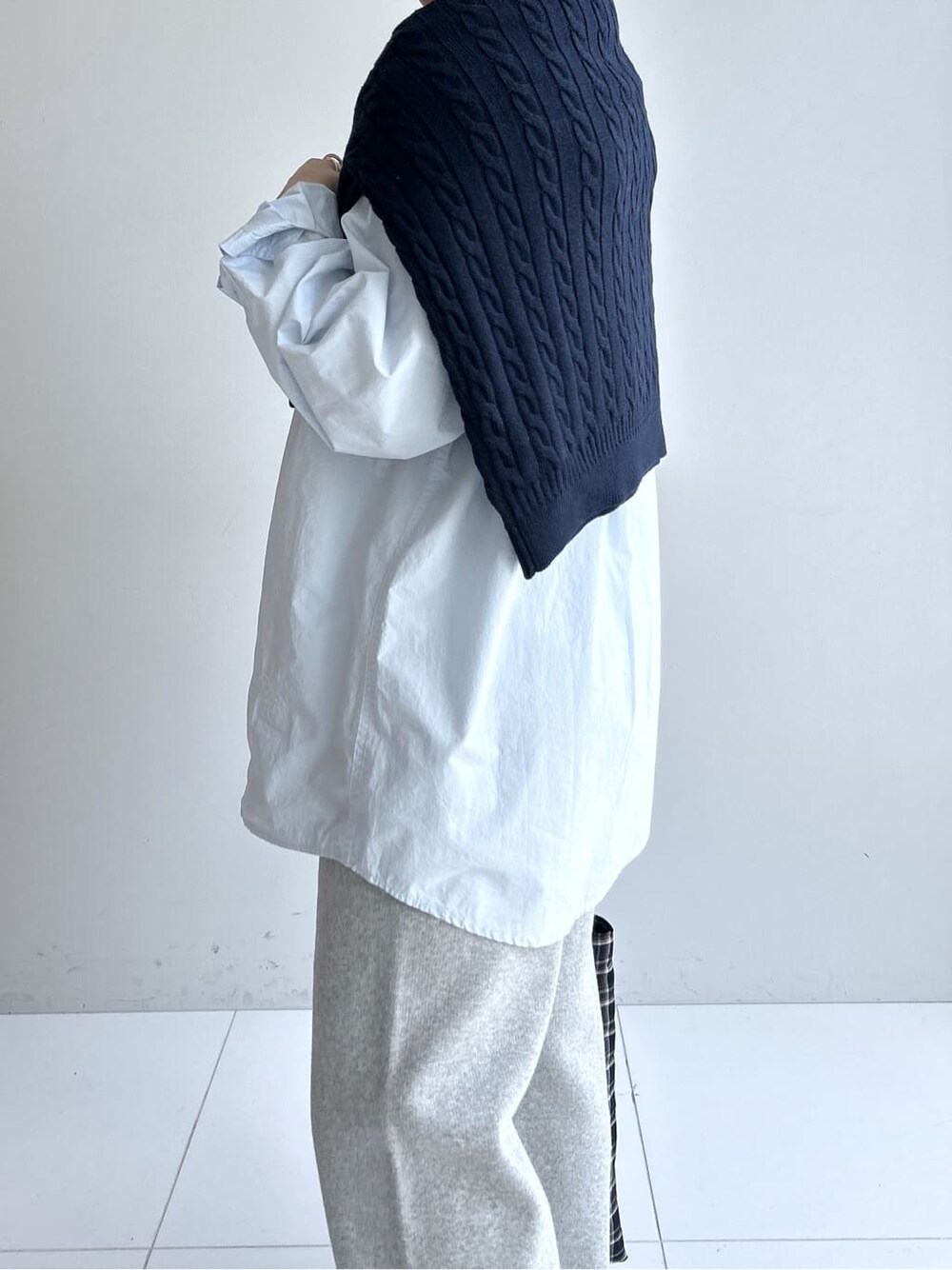 ブルー系のシャツ/ブラウス、グレー系のその他パンツ、ブルー系のニット/セーターを着用したレディースの秋コーディネートの7枚目の写真